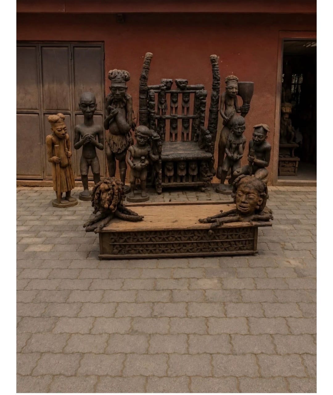 Scène sculptée de royauté bamileke avec trône et personnages